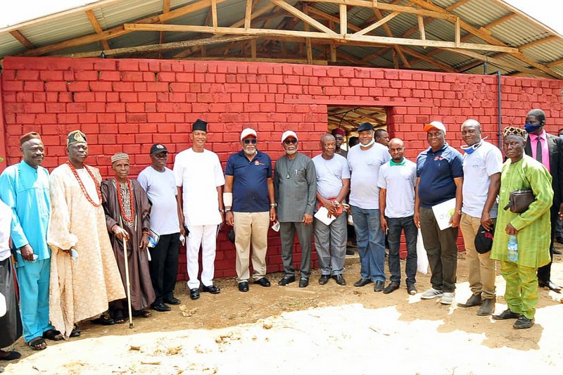 13 guests in front of a barn