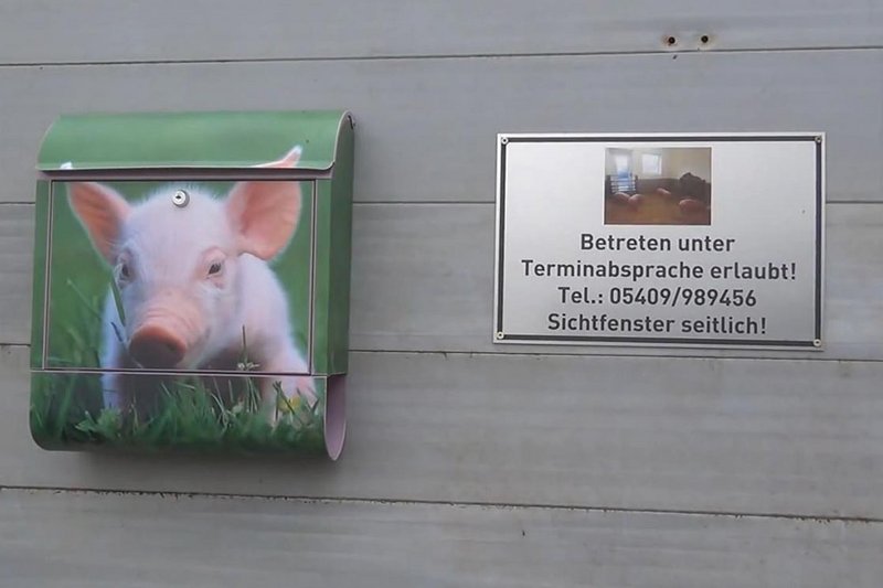 Schild: Betreten unter Terminabsprache erlaubt! 