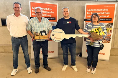 Werner Meckelnborg (li.) überreicht Thomas Langen zur Eröffnung einen schmucken Schlüssel. Für Hildegard und Rudolf Langen hatte der Sales Manager einen Blumenstrauß und einen Präsentkorb mitgebracht.