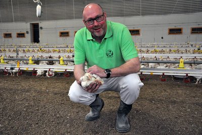 Landwirt Holsten und sein Stall für die Hähnchenmast