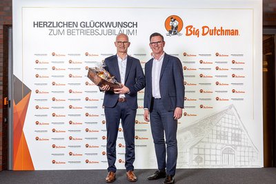 David Nieuwenhuizen (li.) wurde von CEO Steffen Bersch für 35-jährige Betriebszugehörigkeit geehrt. Er kam nach dem Abitur zu Big Dutchman, machte eine Ausbildung…und blieb. David Nieuwenhuizen (li.) wurde von CEO Steffen Bersch für 35-jährige Betriebszugehörigkeit geehrt. Er kam nach dem Abitur zu Big Dutchman, machte eine Ausbildung…und blieb.