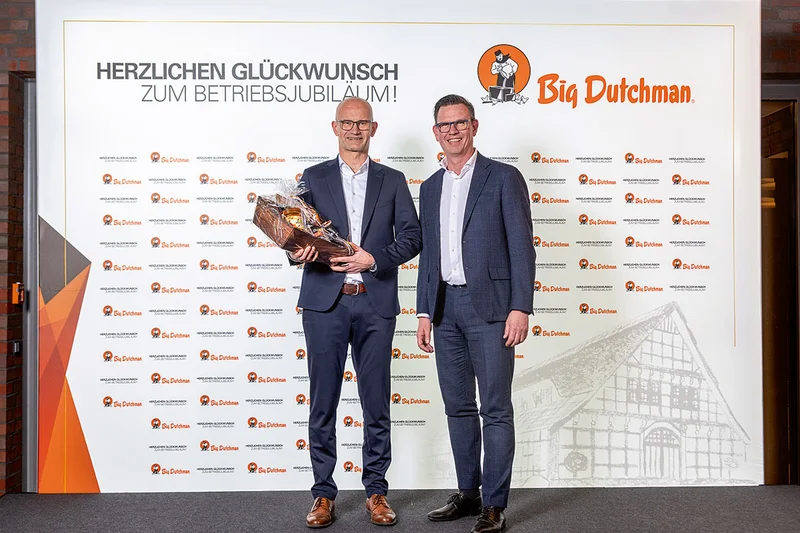 David Nieuwenhuizen (left) was honoured by CEO Steffen Bersch for 35 years of service. He joined Big Dutchman after leaving school, completed a three-year training – and stayed. David Nieuwenhuizen (left) was honoured by CEO Steffen Bersch for 35 years of service. He joined Big Dutchman after leaving school, completed a three-year training – and stayed.