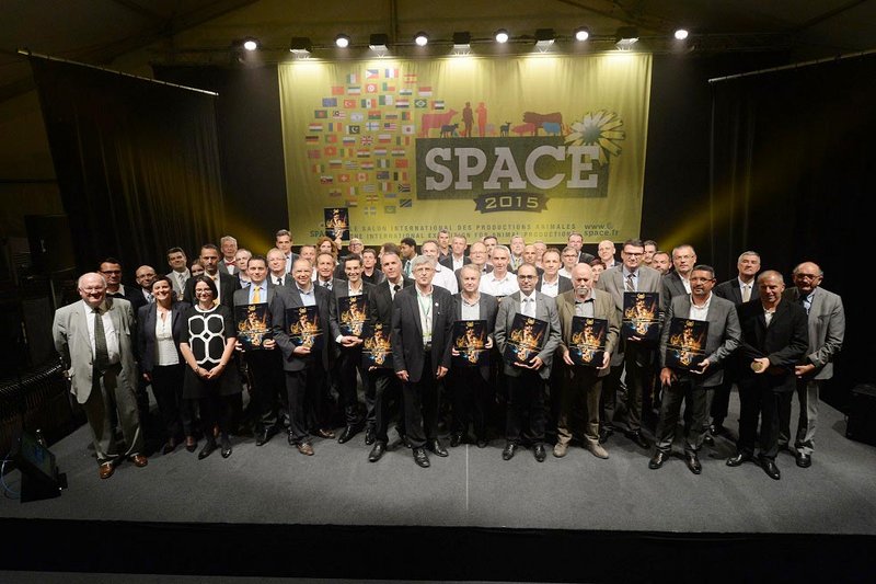 Photo de groupe : les représentants d'entreprises distinguées d'un prix spécial