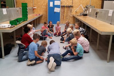 Kinder beim Experimentieren 