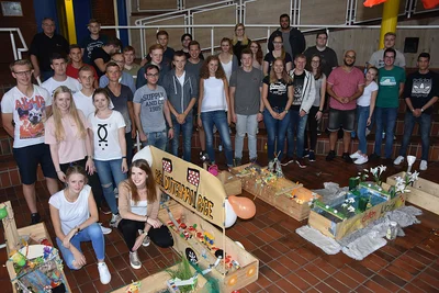 Gruppenphoto: Azubis stehen hinter der fertigen Kugelbahn Gruppenphoto: Azubis stehen hinter der fertigen Kugelbahn