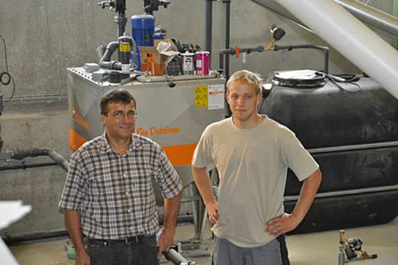 Hubert Buhr und Sohn Henning vor der Flüssigfütterung Hubert Buhr und Sohn Henning vor der Flüssigfütterung