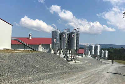 « La volière Natura Step convainc par ses excellents résultats de production et sa simplicité d’utilisation » « La volière Natura Step convainc par ses excellents résultats de production et sa simplicité d’utilisation »