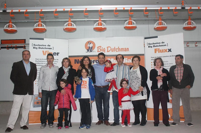 Foto de la familia Sota en la nueva nave para el engorde de pollos Foto de la familia Sota en la nueva nave para el engorde de pollos