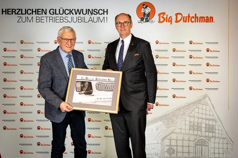 Big Dutchman gratuliert 40 Jubilarinnen und Jubilare! Jubilar Klaus Lammers (li.) bekam von Big Dutchman-Vorstand Bernd Meerpohl ein besonderes Geschenk überreicht: Das Foto seines Vaters, das ihn in einem US-Transporter zeigt. Damals befand sich die Belegschaft auf Studienreise in den USA.