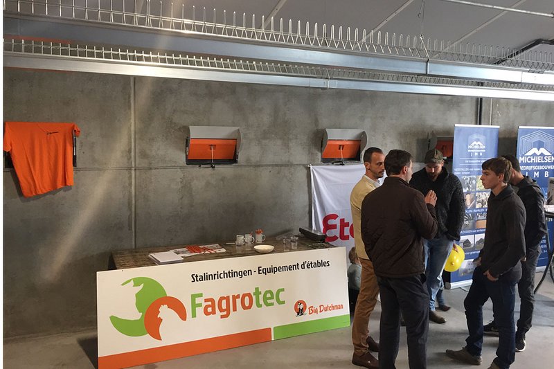 Infostand van Fagrotec met bezoekers 