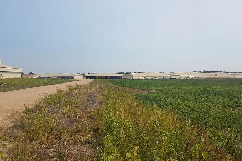 Legehennenfarm aus der Ferne fotografiert Legehennenfarm aus der Ferne fotografiert