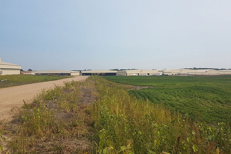 Legehennenfarm aus der Ferne fotografiert 