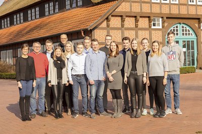 Gruppenbild vor Fachwerk-Bauernhaus