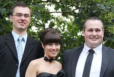 Abschlussfeier: Sergei Pletz, Natalia Krieger und Günter Veldmann (v. li.) freuen sich über hervorragende Zeugnisse Abschlussfeier: Sergei Pletz, Natalia Krieger und Günter Veldmann (v. li.) freuen sich über hervorragende Zeugnisse