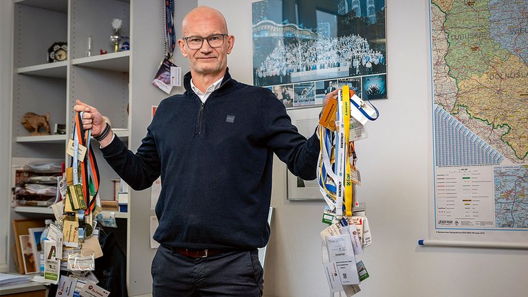 Einige der Messeausweise und Namensschilder sind längst vergilbt. 