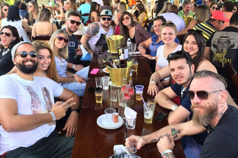 Kollegenrunde in Biergarten Kollegenrunde in Biergarten