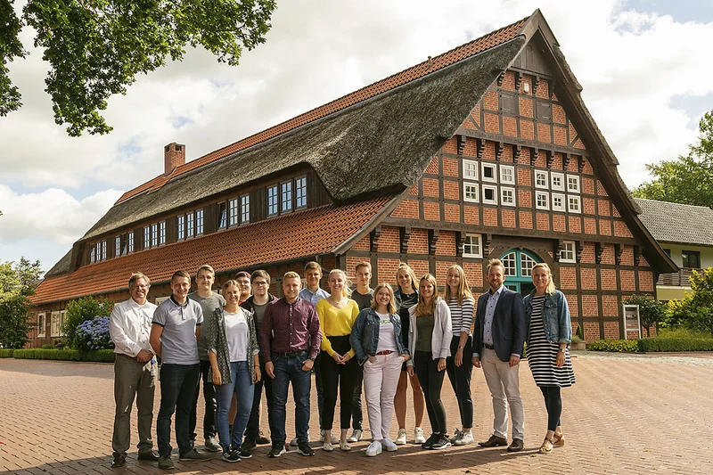 Gruppenbild vor altem Fachwerkhaus Gruppenbild vor altem Fachwerkhaus