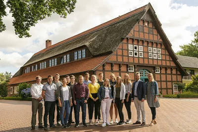 Gruppenbild vor altem Fachwerkhaus Gruppenbild vor altem Fachwerkhaus