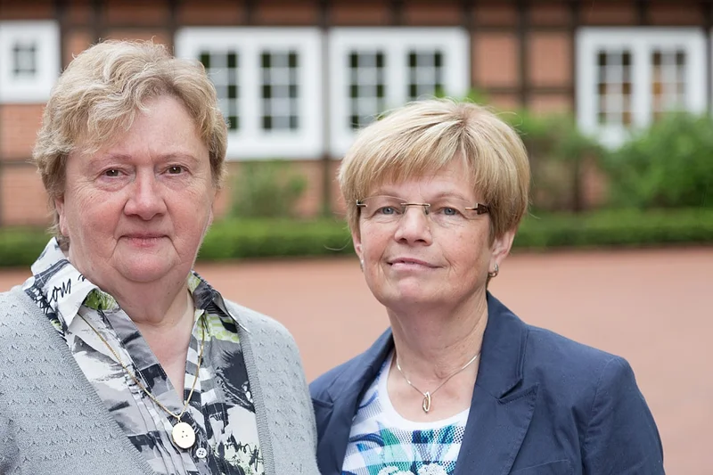 Die Silberjubilarinnen Annegret Bohmann (li.) und Resi Scheele
