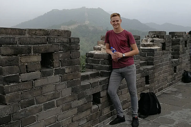 Praktikant besichtigt Chinesische Mauer Praktikant besichtigt Chinesische Mauer