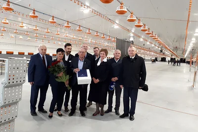 Gratulacje, pamiątkowe zdjęcie a w tle wyposażenie innowacyjnego obiektu. Gratulacje, pamiątkowe zdjęcie a w tle wyposażenie innowacyjnego obiektu.