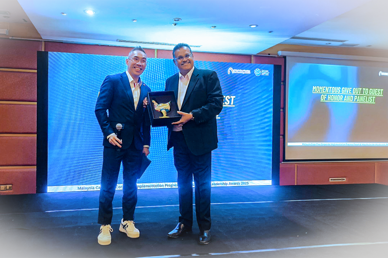 Peter Long überreicht eine limitierte Hühnerfigur an Dr. Saravanakumar S. Pillai von der Tierschutzorganisation Humane World for Animals und Berater der MCFEPO. Peter Long überreicht eine limitierte Hühnerfigur an Dr. Saravanakumar S. Pillai von der Tierschutzorganisation Humane World for Animals und Berater der MCFEPO.