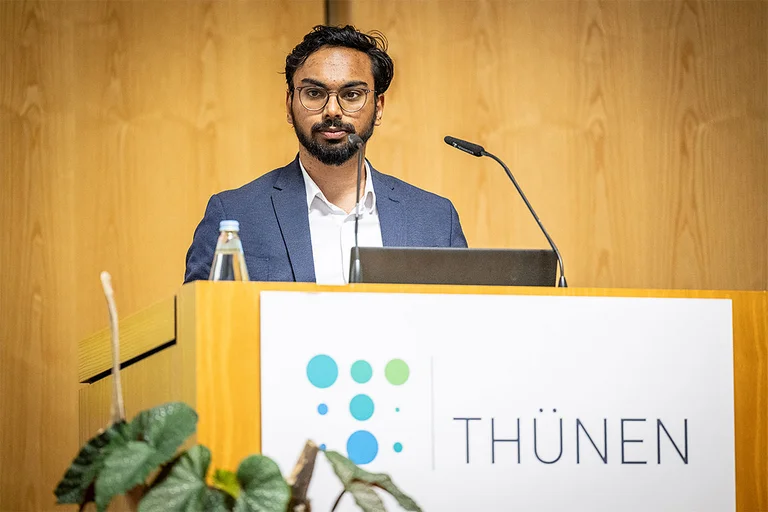 Dr Gurubaran Raveendran presenting his research results.