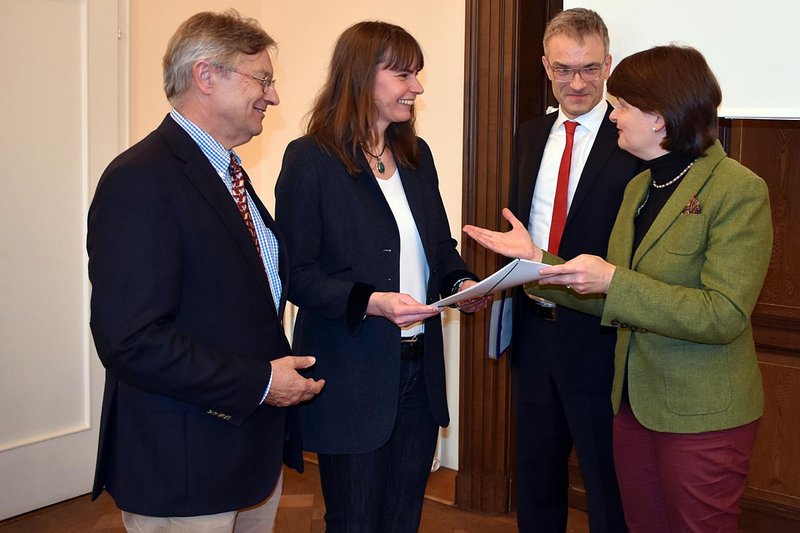 Dr. Maria Flachsbarth händigt Professor Dr. Silke Rautenschelin, PhD, die Zuwendungsbescheide aus