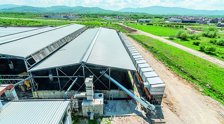 Bird’s eye view of a manure storehouse with CompoLiner on the right